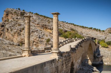 Güneydoğu Türkiye 'nin Adiyaman ilindeki Severan Köprüsü tarihi Roma köprüsü.