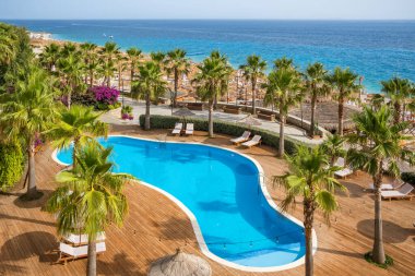 Yüzme havuzlu beş yıldızlı lüks bir otel.