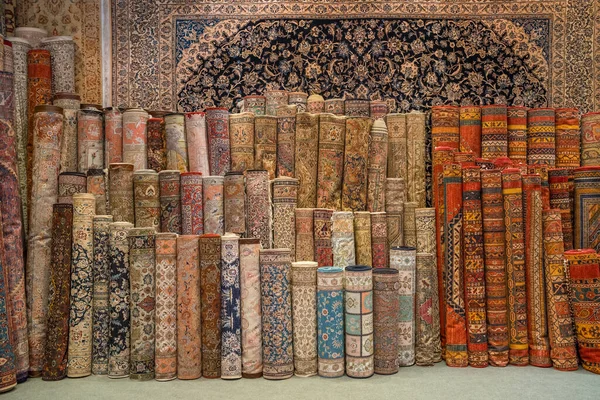 Variety of the gorgeous oriental carpets in traditional carpet store in Middle East — Stock Photo, Image