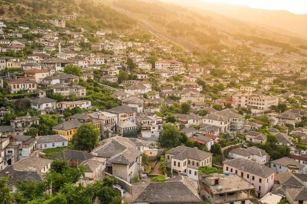 Oude poef huizen in Gjirokaster bij zonsondergang, Albanië close-up — Stockfoto