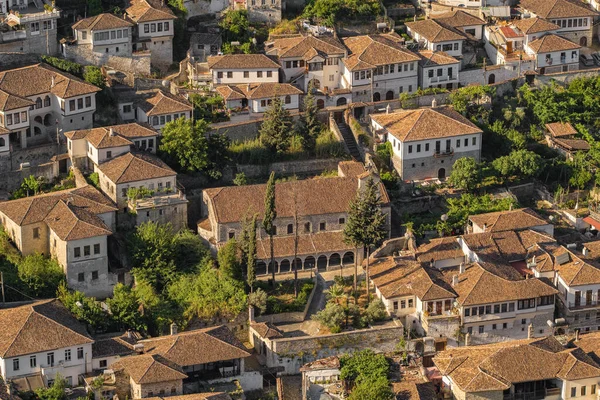 Vecchie case tradizionali della storica città di Berat in Albania — Foto Stock