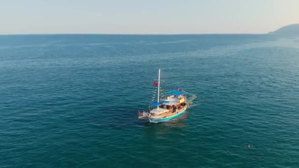 지중해에 있는 시 랄리 해변 근처의 관광객 유람선, 터키 — 비디오
