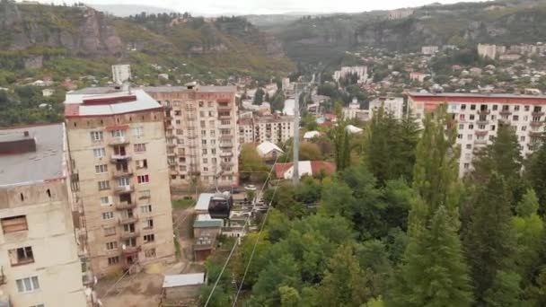 Teleférico passando por velhos edifícios da era soviética na cidade mineiros Chiatura, na Geórgia — Vídeo de Stock