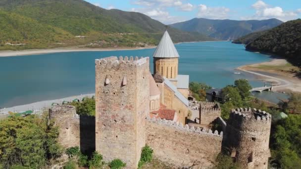 Luftaufnahme eines Ananuri-Festungskomplexes in Georgien — Stockvideo