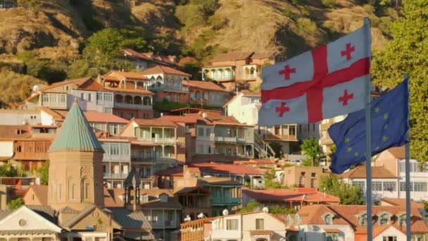 Грузинський і Європейський Союз розмахують прапорами в Тбілісі. — стокове відео