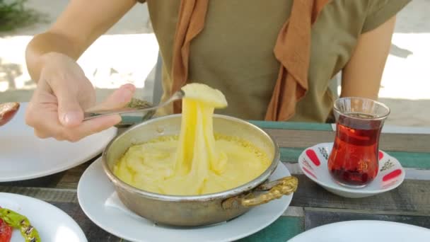 Muhlama atau hidangan Kuymak adalah sebuah tepung jagung dengan hidangan keju dari masakan Turki — Stok Video