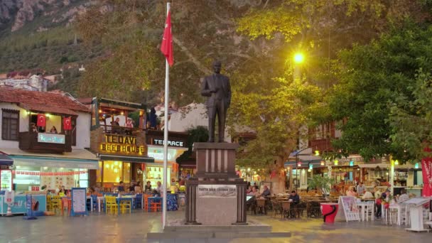 Standbeeld van Mustafa Kemal Ataturk op het centrale plein van Kas stad, Turkije. — Stockvideo