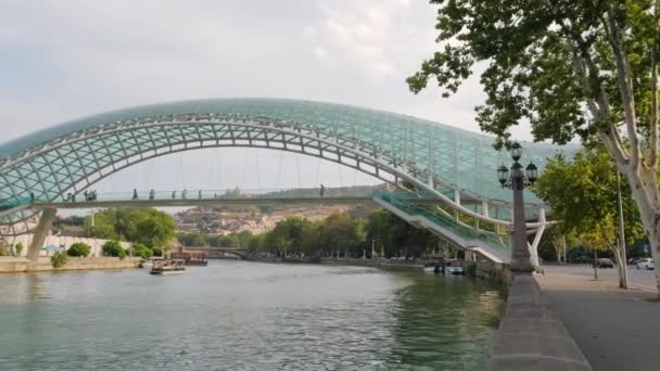 Ponte della Pace Moderno a Tbilisi, Georgia. — Video Stock