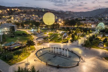 Tiflis şehir merkezindeki modern Rike Parkı Alacakaranlık, Georgia