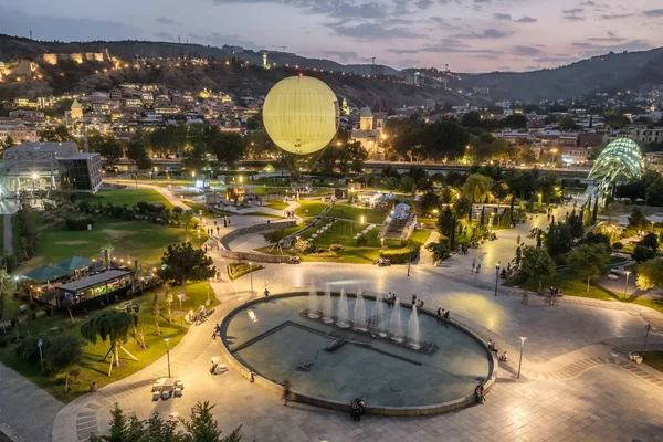 Moderní Rike park v centru města Tbilisi za soumraku, Georgia — Stock fotografie