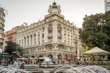 Yazın Belgrad şehir manzarası. Sırp başkenti merkez kare sokak sahnesi
