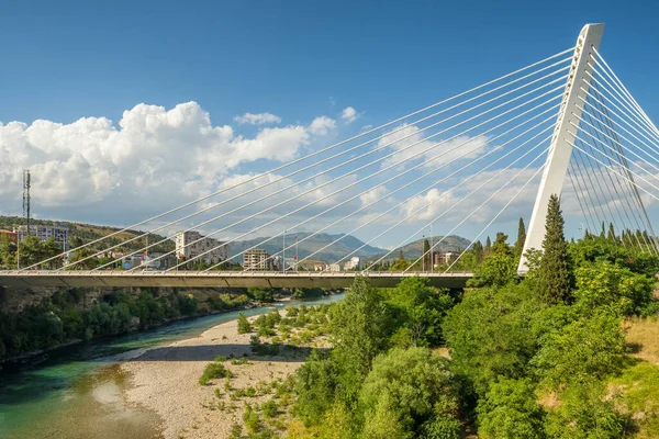 Ponte Millenium sobre o rio Moraca em Podgorica, Montenegro — Fotografia de Stock