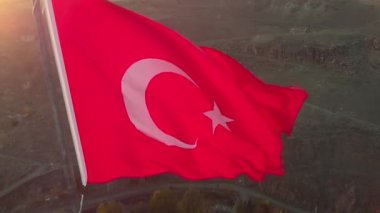 Gün batımında Türk bayrağı