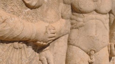 Commagene Kralı Antiochus Türkiye 'de Herkül ile el sıkışıyor
