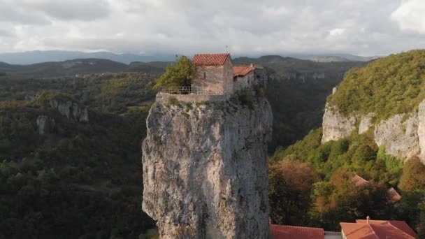 Кацхи Пиллар монастырь на вершине известнякового столба возле Чиатура, Грузия — стоковое видео