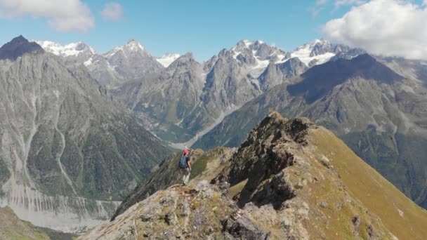 コーカサス山脈の山の尾根でバックパックハイキングを持つ女性,グルジア — ストック動画