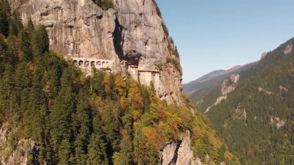 Vista aérea del monasterio de Sumela cerca de la ciudad de Trabzon en Turquía — Vídeos de Stock