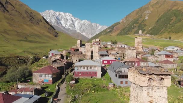 Gürcistan 'ın Svaneti bölgesinde ünlü Svan kuleleri olan Ushguli köyü — Stok video