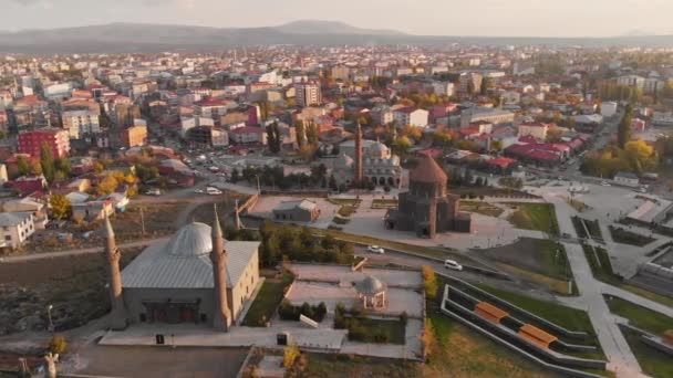 Top view stadsgezicht van Kars stad bij zonsondergang in de provincie Kars, Turkije — Stockvideo
