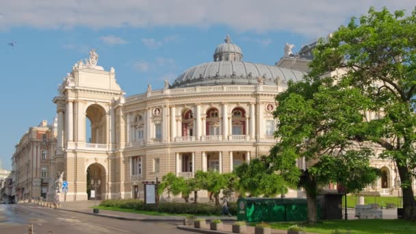 Edificio histórico del teatro Odessa en el día soleado, Ucrania — Vídeo de stock