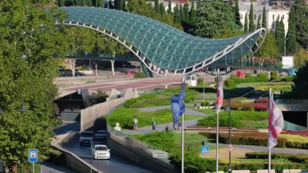 Moderne Friedensbrücke in Tiflis, Georgien. — Stockvideo