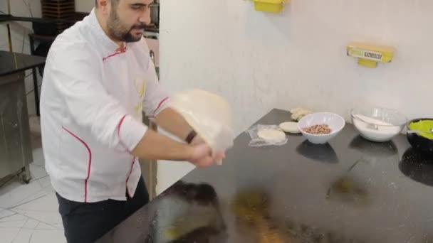 Folyamat a főzés hagyományos Gaziantep pelyhes desszert Katmer Törökországban — Stock videók