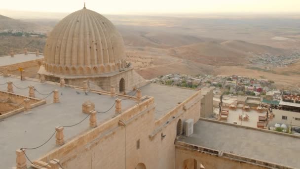 Zinciriye Medresesi veya Sultan İsa Madrasa, Mardin, Doğu Anadolu, Türkiye. — Stok video