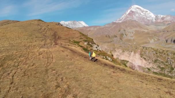 Dois turistas não identificados com mochilas caminhando nas montanhas do Cáucaso na Geórgia — Vídeo de Stock