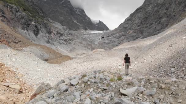 Chalaadi Glacier κοντά στην πόλη Mestia στα βουνά του Καυκάσου, περιοχή Svaneti, Γεωργία — Αρχείο Βίντεο