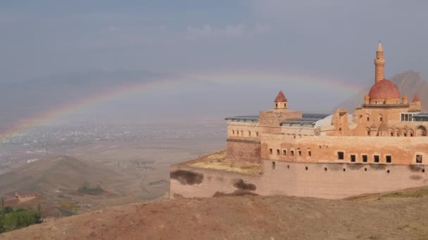 Türkiye 'nin doğusundaki Tarım Şehri' nin arka planında gökkuşağı olan Ishak Paşa Sarayı — Stok video