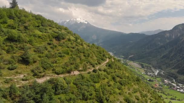 Paisaje de las majestuosas montañas del Cáucaso en la región de Svaneti, Georgia — Vídeos de Stock