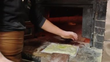 Türk şef geleneksel Gaziantep lapa tatlısını fırında pişiriyor.