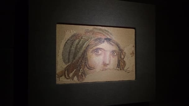 Słynna cygańska dziewczyna z starożytnej mozaiki w Muzeum Mozaiki Zeugma w Gaziantep, Turcja — Wideo stockowe