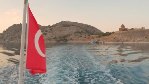 Trajektová loď na ostrov Akdamar u jezera Van v Turecku — Stock video