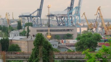  Odessa limanı, Ukrayna 'da kargo vinçleri olan sanayi manzarası