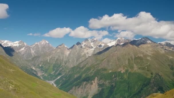 格鲁吉亚阳光明媚的宏伟高加索山脉 — 图库视频影像