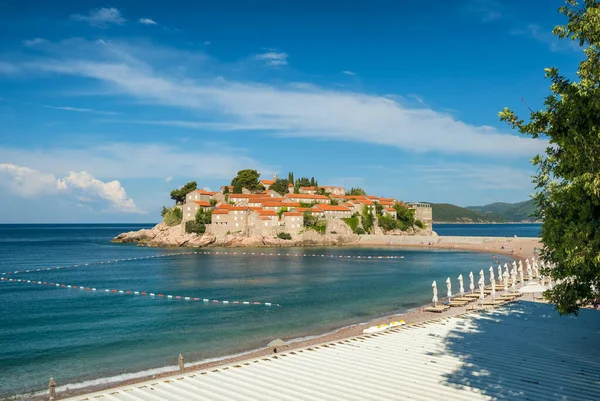 Linda uma praia vazia e Sveti Stefan ilha no dia ensolarado de verão em Montenegro — Fotografia de Stock