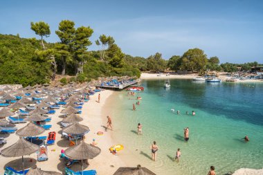 Arnavutluk 'un Ksamil kentindeki güzel plaj.