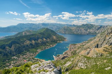 Karadağ 'daki Kotor Körfezi' nin yaz manzarası