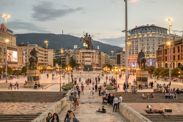 Monumento de Alejandro Magno Makedonski en la Plaza de Macedonia en Skopje, Macedonia del Norte —  Fotos de Stock
