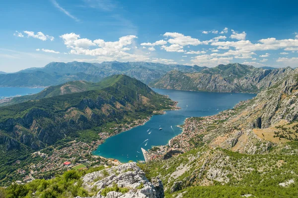 Vista de verano de la bahía de Kotor en Montenegro — Foto de Stock