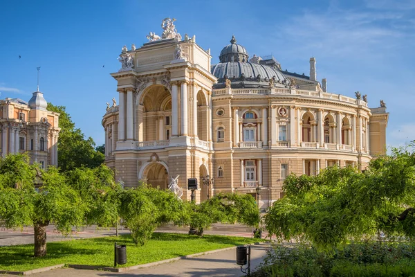 Красивое здание театра оперы и балета в Одессе, Украина — стоковое фото