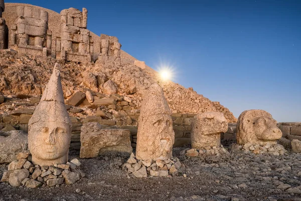 Античные статуи на горе Немрут на восходе солнца, Турция — стоковое фото