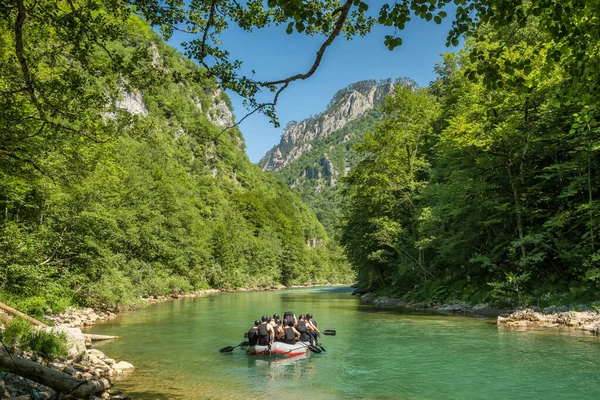 Group of unidentified tourists on a rafting boat on Tara river in Montenegro — Stock Photo, Image