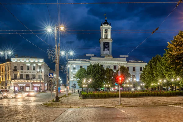 City Hal i det centrala torget i Tjernivtsi på natten, västra Ukraina — Stockfoto