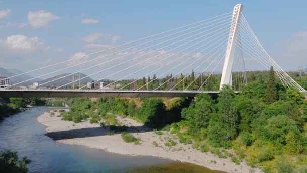 Ponte Millenium sobre o rio Moraca em Podgorica, Montenegro — Vídeo de Stock
