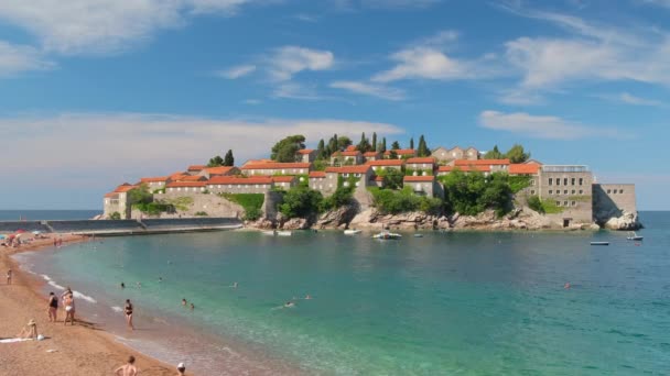 Karadağ 'ın güneşli yaz gününde Sveti Stefan adası yakınlarındaki güzel boş plaj — Stok video