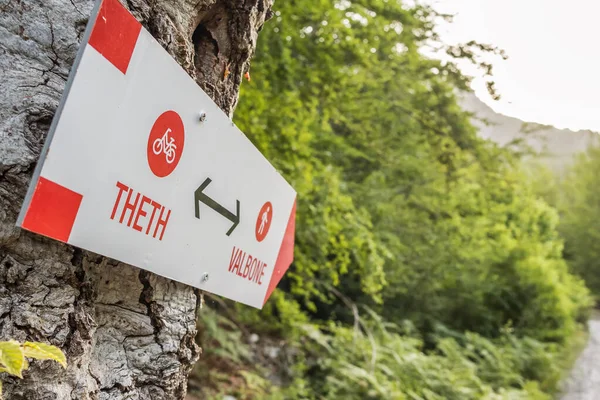 Theth al segno di trekking di Valbona nelle montagne Prokletije, Albania. — Foto Stock