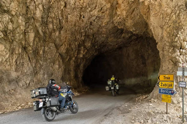 Turistas de motos conduciendo en el túnel en el camino a Zabljak, Montenegro — Foto de Stock