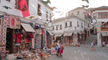 Arnavutluk 'un eski Cirokaster kentindeki hediyelik eşya dükkanlarının olduğu sokak manzarası.